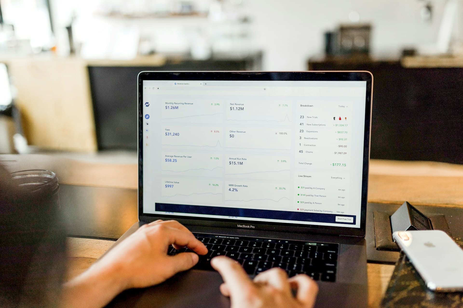 Profissional trabalhando de forma tranquila enquanto mantém sua presença online otimizada
